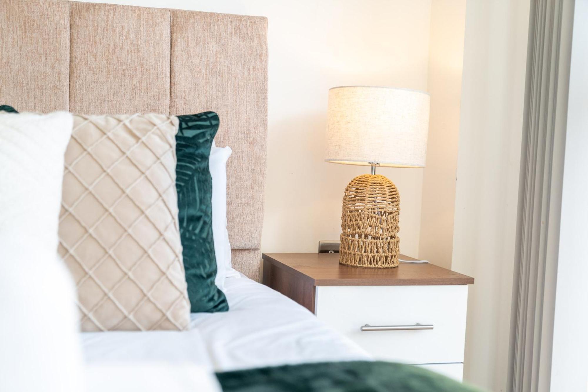 Apartment Centre - 2 Bedroom - Secure Parking - Rated 302h