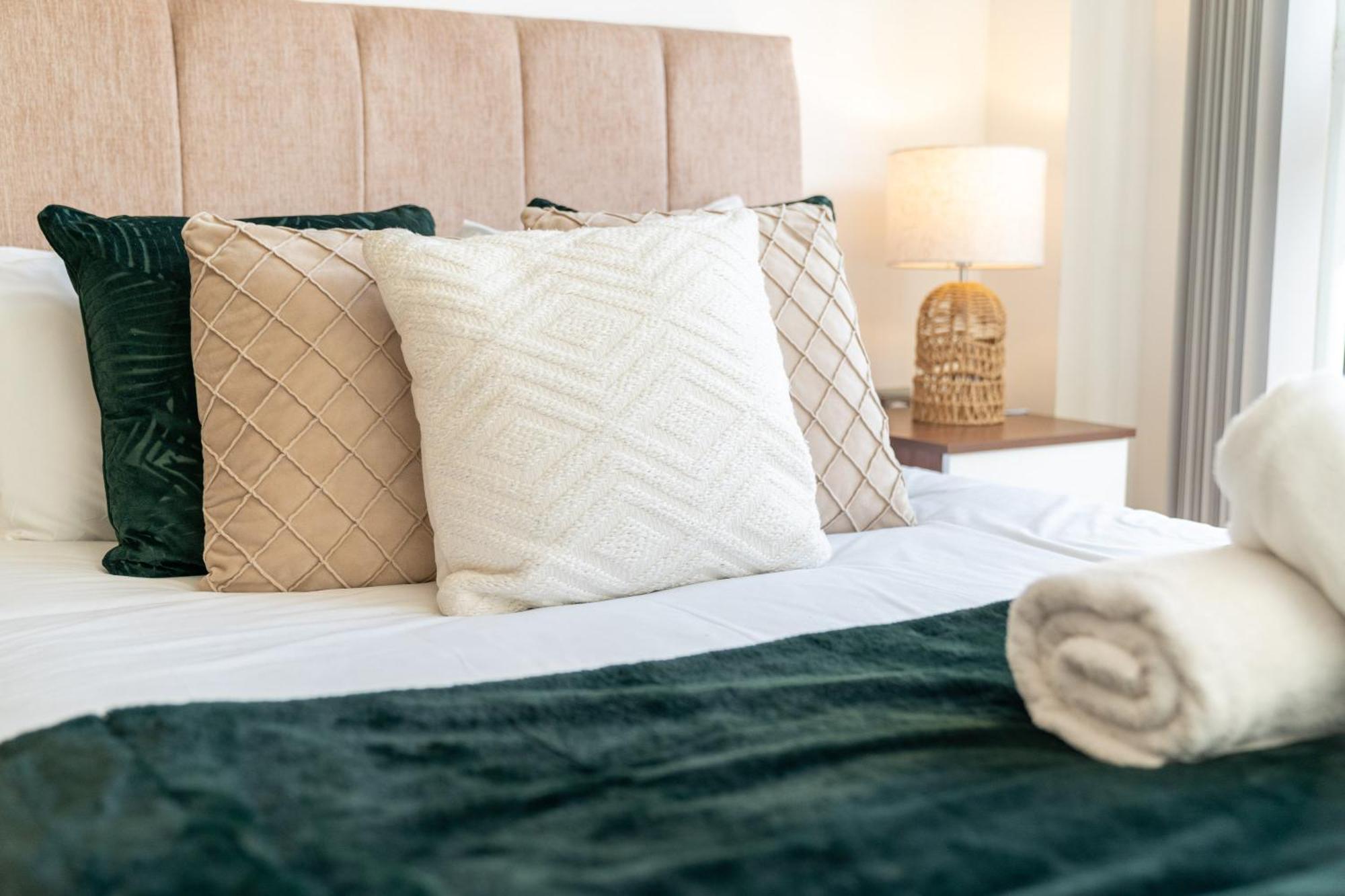 Centre - 2 Bedroom - Secure Parking - Rated 302h *