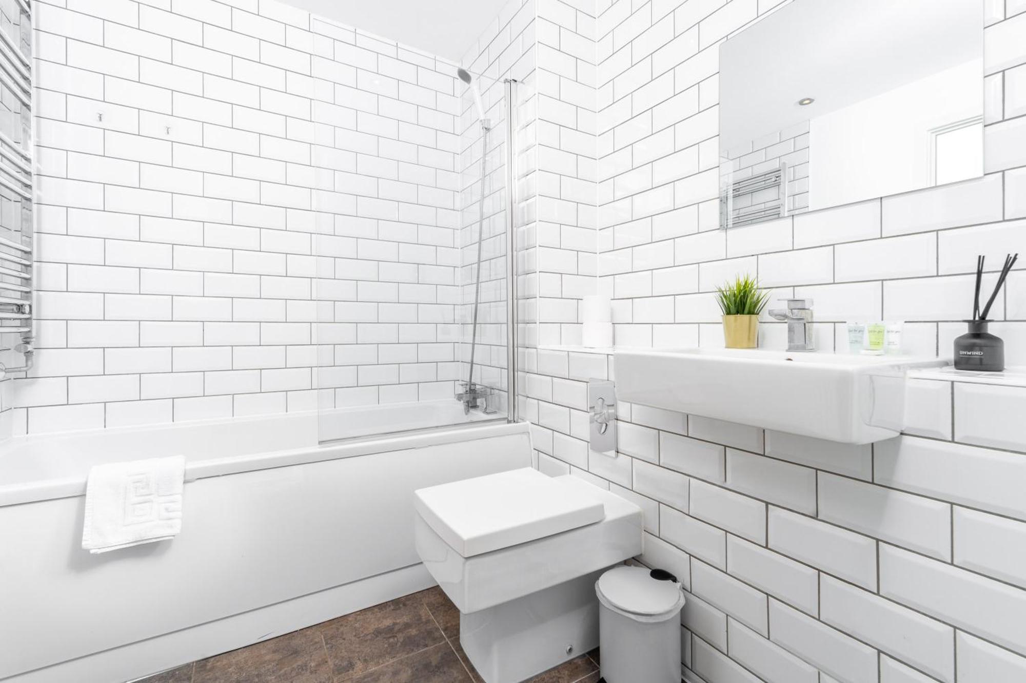 Centre - 2 Bedroom - Secure Parking - Rated 302h