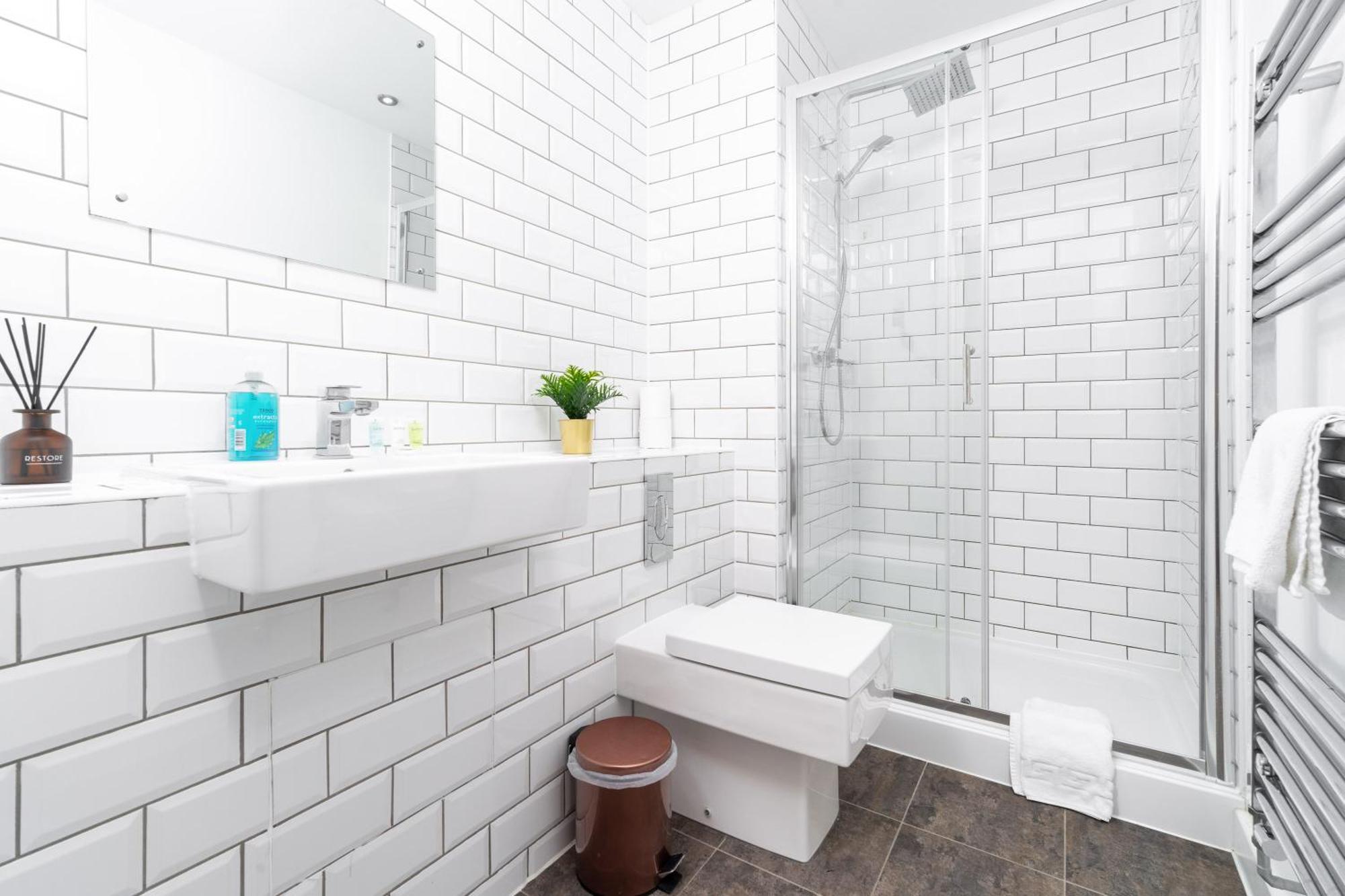 Apartment Centre - 2 Bedroom - Secure Parking - Rated 302h *