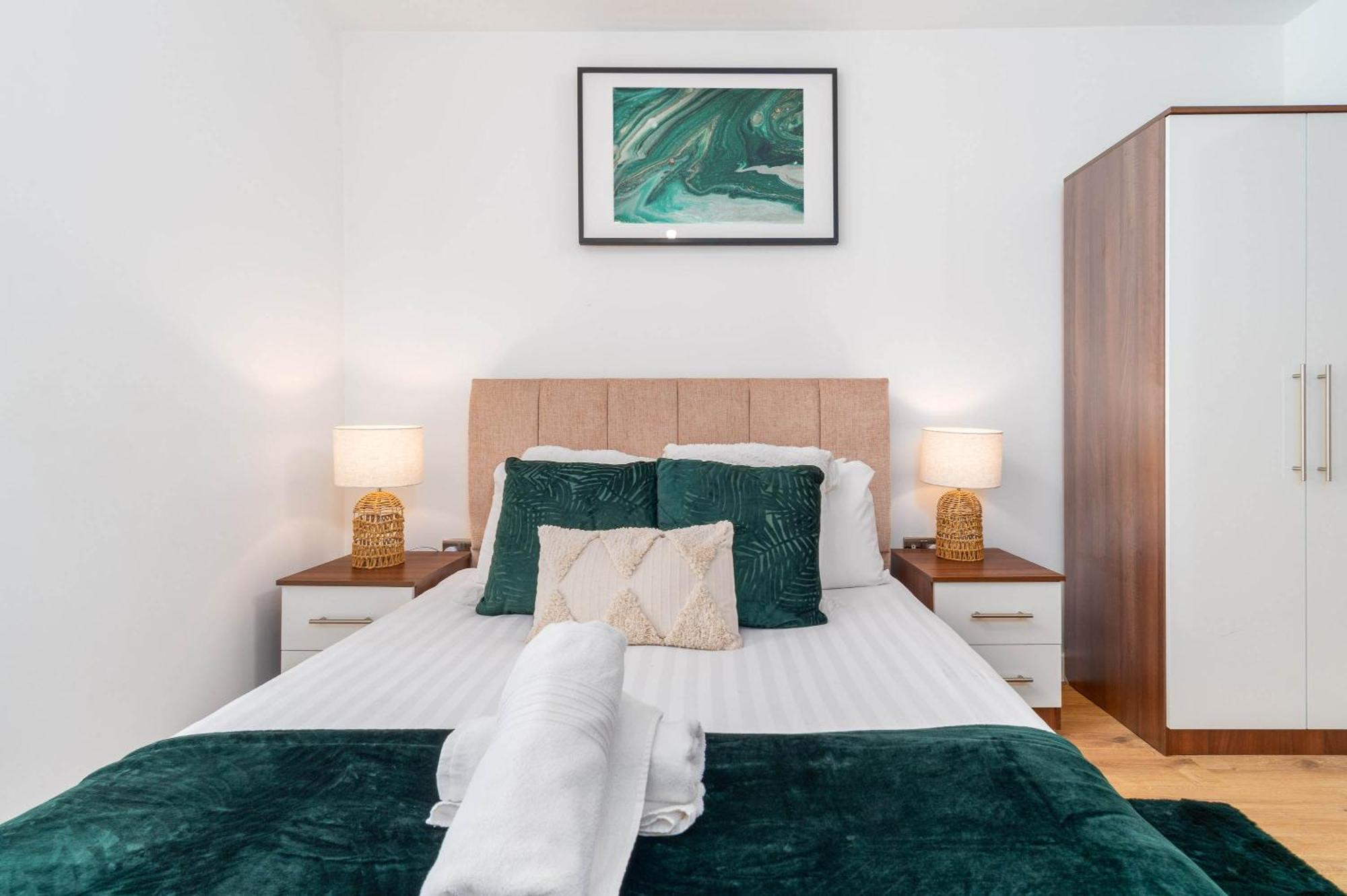 Apartment Centre - 2 Bedroom - Secure Parking - Rated 302h