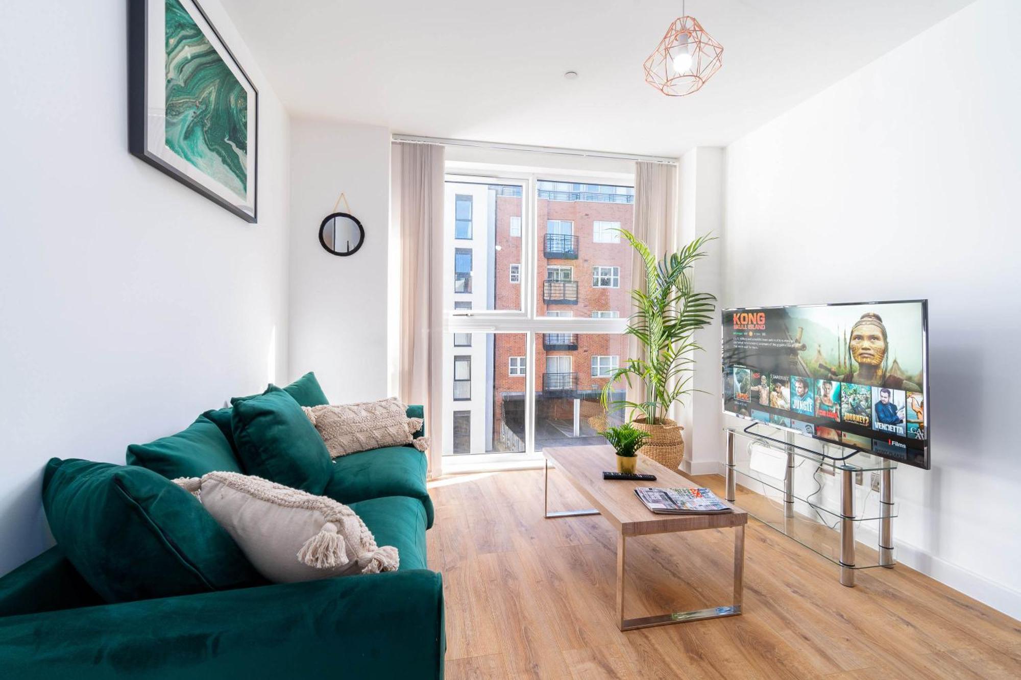 Apartment Centre - 2 Bedroom - Secure Parking - Rated 302h *